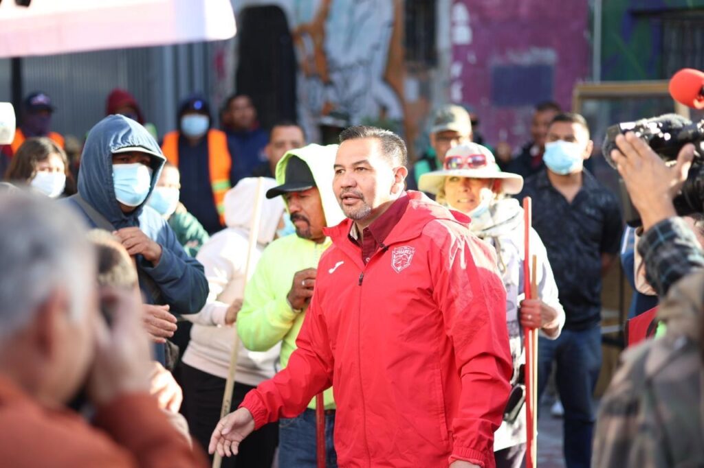 Cruz Pérez Cuéllar, el FC Juárez y colectivos rescatan la Plaza Cervantina. Entérate cómo fue la mega jornada de aseo.
