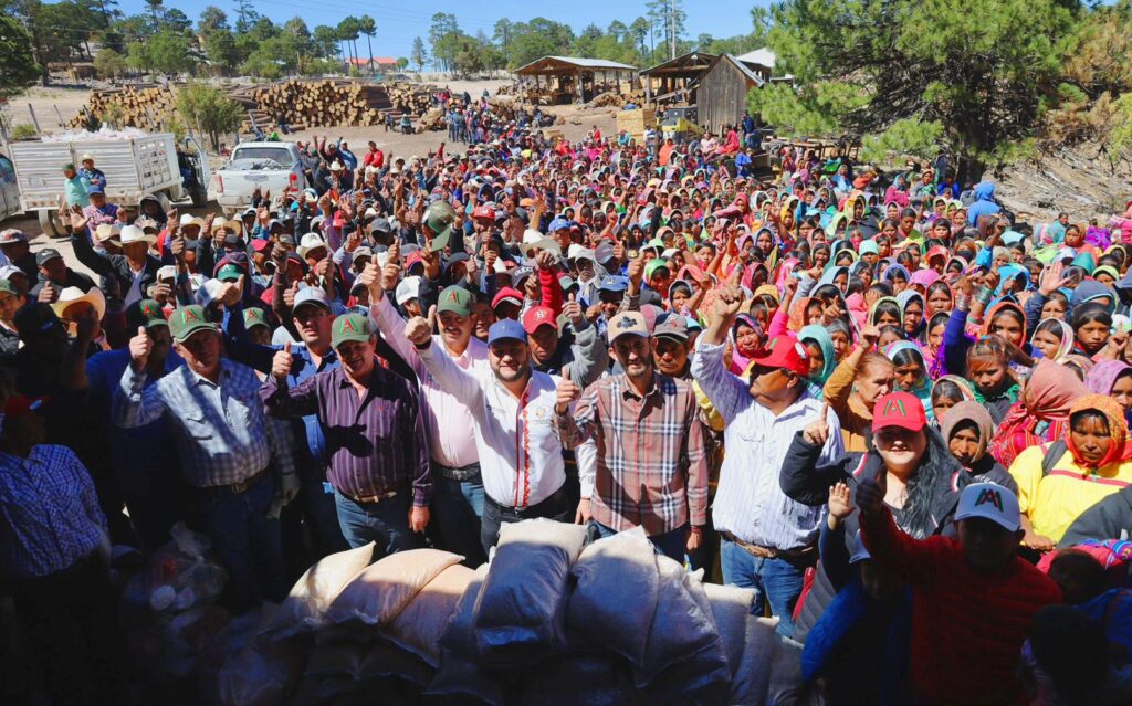Diputado Arturo Medina entregando granos y alimentos a familias indígenas en Balleza, Chihuahua.